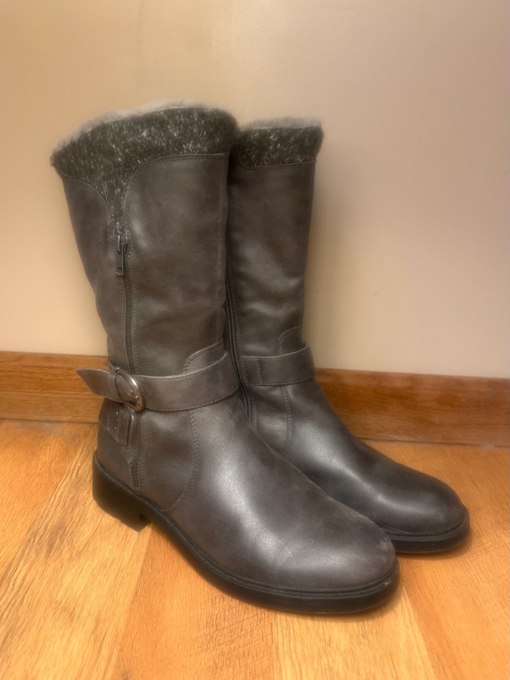 Womens 9 baretraps fuzzy lined snow boots. Charcoal grey.